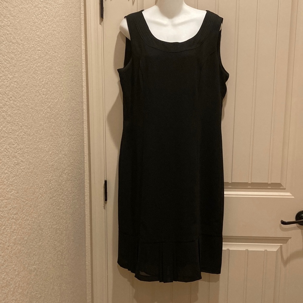 Danny & Nicole Women’s Size 14 Black Dress Sleeveless Lined Pleated Hem Zip Back